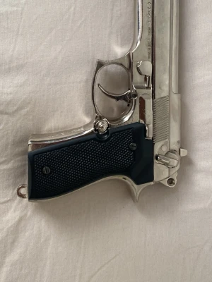 Replika samlar objekt 92f Italy silver - Helt ny köpte fel från Cabom det är en replika som man inte kan skjuta med den bara model den är helt metal och man kan ta ut magasinet och ladda den den är helt i metal. Kan mötas upp i Stockholm 