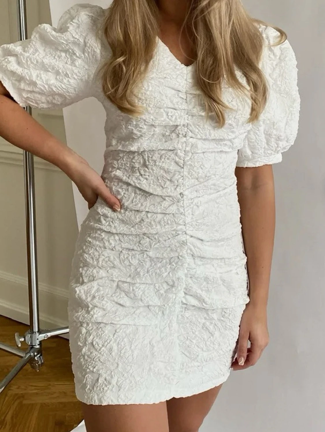 Vit klänning med puffärm