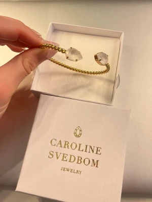 Carolina svedbom armband  - Jättevacker armband från Caroline Svedbom i guld med vita stenar på❤️armbandet är i fint sick! 😍