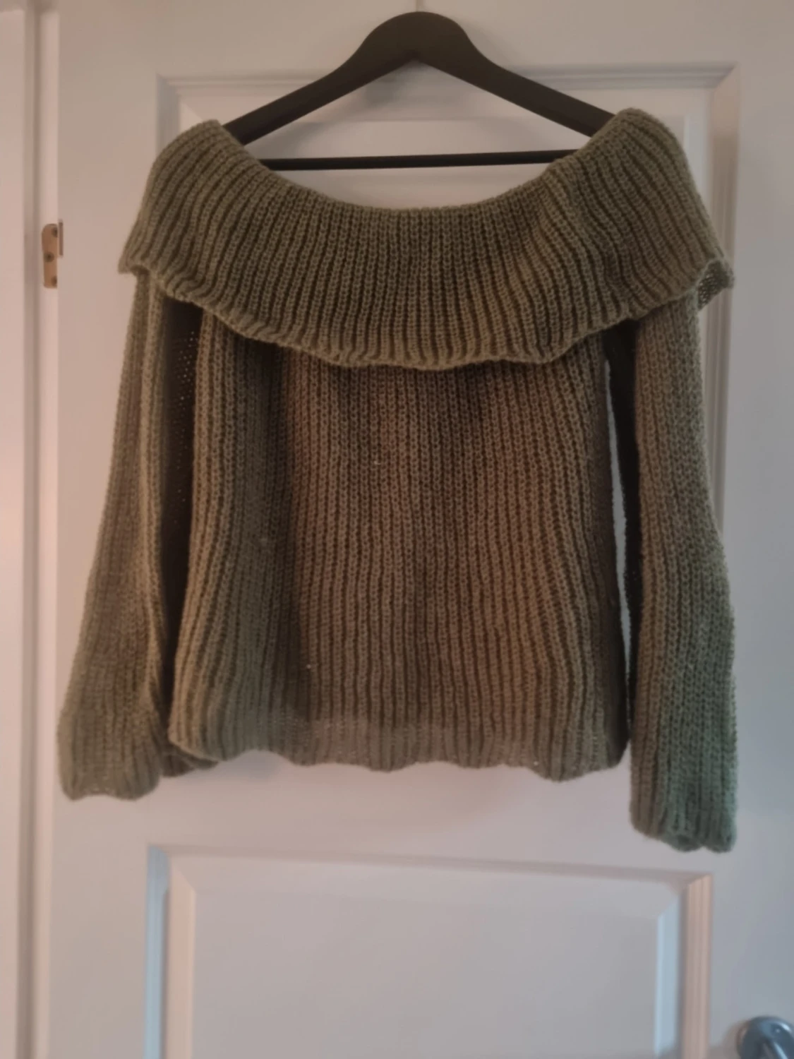 Olivgrön stickad offshoulder tröja