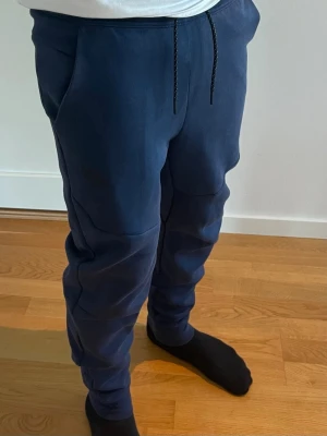 Nike byxor - Nike tech fleece royal blue byxor. Storlek S.