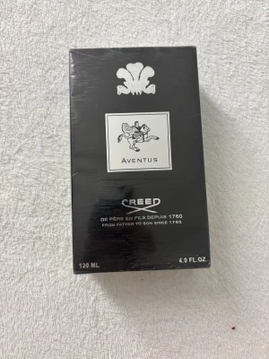 Creed Aventus 120ml parfym - Creed Aventus är en ikonisk parfym i 120 ml storlek, tillverkad i Frankrike. Ingredienser inkluderar alkohol, parfum, aqua, limonene, linalool, citronellol, geraniol, hydroxycitronellal, och flera andra. Perfekt för dig som vill sticka ut med en klassisk doft.