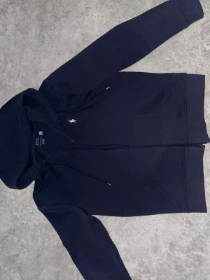 Ralph lauren zip up hoodie - Storlek S nyskick använd bara 2 gånger mörkblå! Helt ren hoodie inga skador.