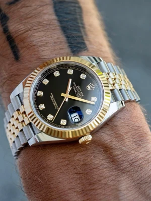 Guldig klocka med svart diamant urtavla  - Hellt ny mer information skriv gärna 😊