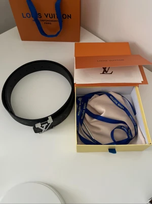 Läder bälte - Säljer ett dyrt läder bälte som kommer med kvitto och original box. Säljer billigt för att har bytt stil. Skickar samma dag. Helt ny
