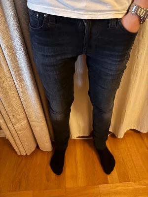 Mörkblå jeans från Nudie Jeans - Snygga mörkblå jeans från Nudie Jeans med skön passform! Modellen är 184cm och jeansen sitter perfekt 🤩 |skick 9/10| har inga defekter eller tecken på användning! Pris 299kr men inte hugget nypris ca 1600kr🤩