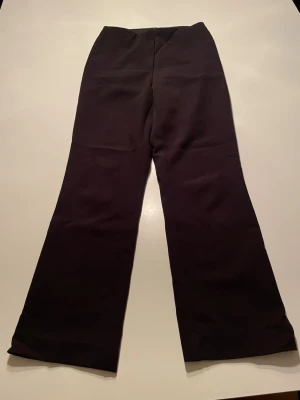 Svarta kostymbyxor från Vero Moda XS - Svarta kostymbyxor från Vero Moda i storlek XS/32. Byxorna har en klassisk rak passform med lite utsvängda ben och hög midja. 