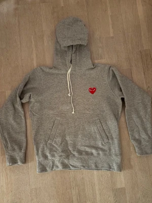 Commes de garçon hoodie  - Snygg Commes de garçon hoodie. Storlek L. Liten i storleken. Fint skick, sparsamt använd. 