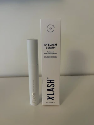 Xlash Eyelash Serum 5ml - Xlash Eyelash Serum i en stilren vit tub på 5 ml. Serumet är designat för att ge längre och fylligare ögonfransar. Perfekt för dig som vill boosta dina ögonfransar. Endast testad på ren hud så inget fel på produkten i sig. Detta är varianten som är value size så innehåller 5 ml. Pris går att diskutera. Nypris 699 kr