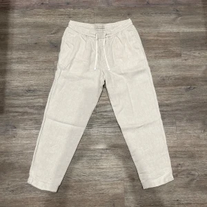 Beiga linnebyxor med snörning - Linnebyxor från MNG Sustainable, storlek EUR 42