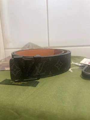 Säljer louvuonini vöuoontnön bälte - Storlek-115cm