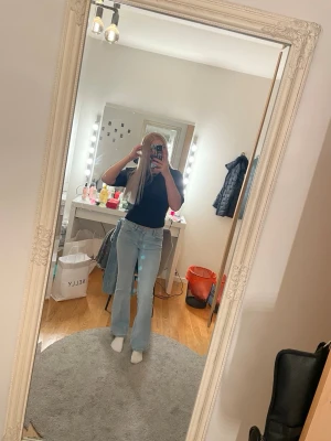 Ljusblå bootcut jeans från Levi's - Säljer ett par ljusblå jeans med bootcut-ben. Jeansen är låg midjade. 