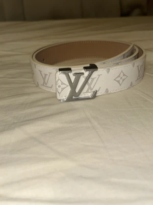Lvbälte vit monogram  - Helt nytt bälte och helt oanvänt. 