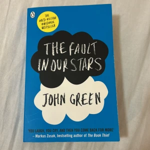 The Fault in Our Stars - En internationell bästsäljare som blandar humor, kärlek och sorg. Perfekt för dig som gillar starka känslor och oförglömliga berättelser om livet och att våga älska. Rekommenderas varmt för ungdomar och unga vuxna som vill läsa något gripande och inspirerande. OBS boken är på engelska!!! 