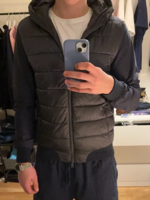 Mörkblå cardigan från Warren  Webber - Mörkblå cardigan från Warren Webber i storlek 44/S. 