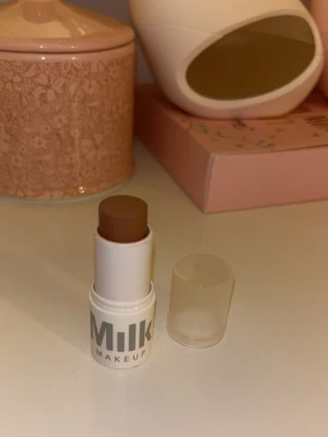 Milk Makeup bronzer stick - Mini bronzer stick från Milk Makeup i färgen Baked. Enbart testad 1 gång 