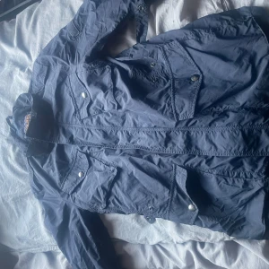 Woolrich Field jacka. - Säljer denna stilrena woolrich jackan. Fint skit, alla knappar finns kvar, vid frågor eller liknande så hör av er. Priset är inte 100% hugget i sten.