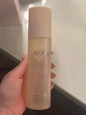 CAIA That Dewy Look Face Mist - Säljer en CAIA That Dewy Look setting spray i deras nya design då jag fick den i julkalendern. Hela 200 ml för ett pris på 590 kronor. Jag är inget stort fan av denna svettig spray sedan tidigare så därför säljer jag den, hör gärna av dig vid frågor❤️