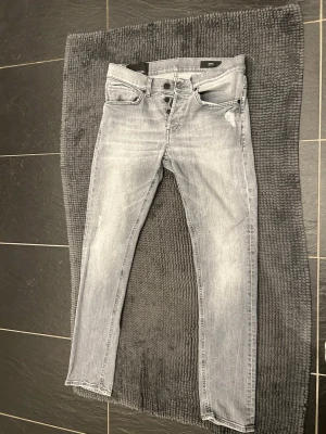 Dondup jeans George  - Ett par stilrena dondups i storlek 33 men sitter som 31 ish. Jättebra skick och pris kan diskuteras! Midja 39 cm plant men kan stretchas ut, längd ca 102