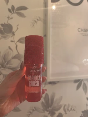 Sol de Janeiro Carioca Crush - Färgstark och trendig body mist från Sol de Janeiro. Perfekt för dig som vill sticka ut med en snygg flaska och fräsch känsla. Passar att ha med i väskan för en snabb uppfräschning när som helst.