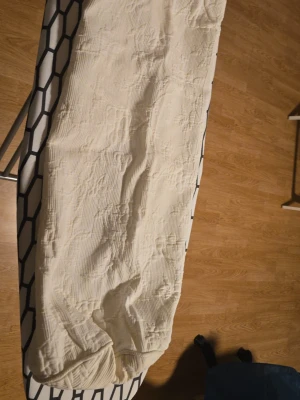 Kuddfodral från IKEA - Kuddfodral från IKEA, modell THISTED,  passar en rund avlång kudde. Den har dragkedja och är 80 cm lång. I familjen bor en hund.