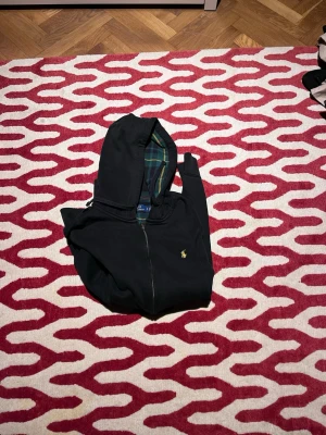 Ralph lauren zip - Skön Ralph lauren zip med rutig luva väldigt unik och perfekt till en skön outfit 