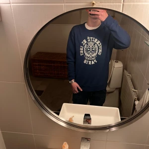 Mörkblå sweatshirt från Polo Ralph Lauren - Säljer en snygg mörkblå sweatshirt från Polo Ralph Lauren med tryck 'Université RL 1967 Paris' i vitt. Tröjan har långa ärmar och en rund halsringning. Perfekt för en avslappnad stil. Nypris 1600  