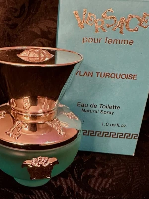 Versace Dylan Turquoise 30ml - Versace pour femme Dylan Turquoise Eau de Toilette, 30 ml. Ingredienser: Alcohol Denat, Parfum, Benzyl Salicylate, Limonene, Aqua, Geraniol, Linalool, Citral m.fl. Tillverkad i Italien. Snygg flaska med lyxig känsla, perfekt för dig som vill sticka ut.