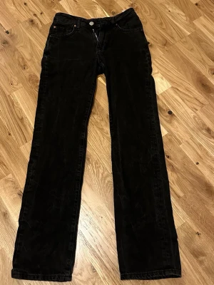 Los waist jeans  - Säljer ett par svarta jeans  med rak passform och låg midja . Klassisk femficksmodell med dragkedja och knapp framtill. Jeansen är tillverkade i bomull och har en stilren look som funkar till många outfits.