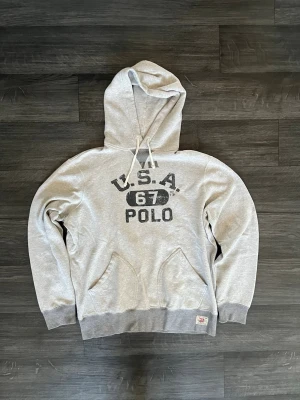 Polo Ralph Lauren - vintage hoodie  - Riktigt snygg vintage Polo Ralph Lauren hoodie som inte säljs längre, vilket gör den unik och mer sällsynt. Storlek L men passar även M. Mycket bra skick. Vid frågor är det bara att skriva.
