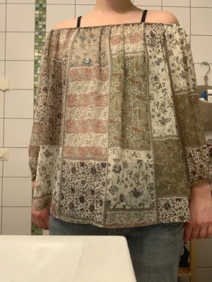 Snygg blus från Zara - Säljer denna snygga, luftiga blusen från Zara. Perfekt till sommarkvällarna. Storlek L men jag har den även fast jag oftast har S, blir bara olika passformer. Bandet vid urringningen är stretchigt och man kan ha det ovanför axlarna om man vill. Typ aldrig använd så inga defekter. Säljer vid bra pris