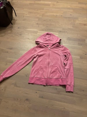 Rosa hoodie  - Rosa hoodie med sip, storlek xs men passar även s