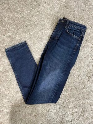 Neuw Jeans slim fit - Tvärfeta mörkblå Jeans från Neuw, perfekt färg till vintern. Storlek 28:32, aldrig använda och nyskick🤩