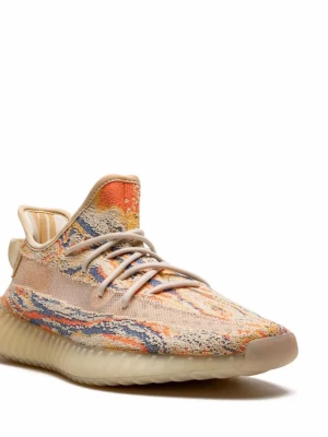 Adidas Yeezy Boost 350 V2 i beige och orange - Säljer ett par Adidas Yeezy Boost 350 V2 med unik mönstrad ovandel i beige, orange, blå och gul. Skorna har snörning, platt sula och är tillverkade i stickad syntet. Ikonisk Yeezy-design med bekväm passform och cool färgkombo som sticker ut.