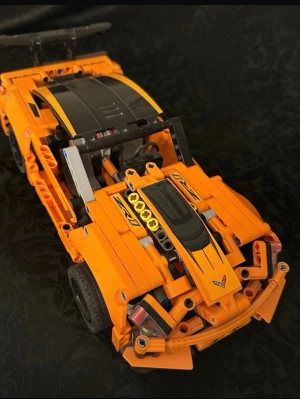 Lego  Technic Chevrolet Corvette  - En färdigbyggd Lego , utan förpackning och utan instruktioner. Passar för samling eller som present.