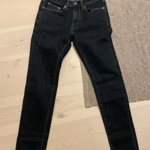 Slim Jeans | DRESSMANN. - Snygga mörkblå jeans från Dressmann med klassisk femficksdesign och kontrastsömmar. Modellen har en slim passform och är tillverkad i mjukt jeansmaterial. Perfekt för dig som gillar stilrena och enkla jeans med en modern look.
