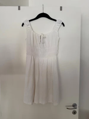 Klänning vit  - Som en M / L i storlek. Aldrig använd. 