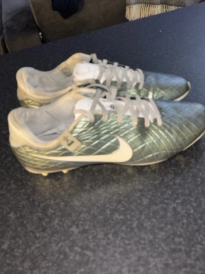 nike tiempo legend 10 academy  - Nike fotbollsskor. Är lite sönder vid hälen Och längst fram på skon. pris kan diskuteras 