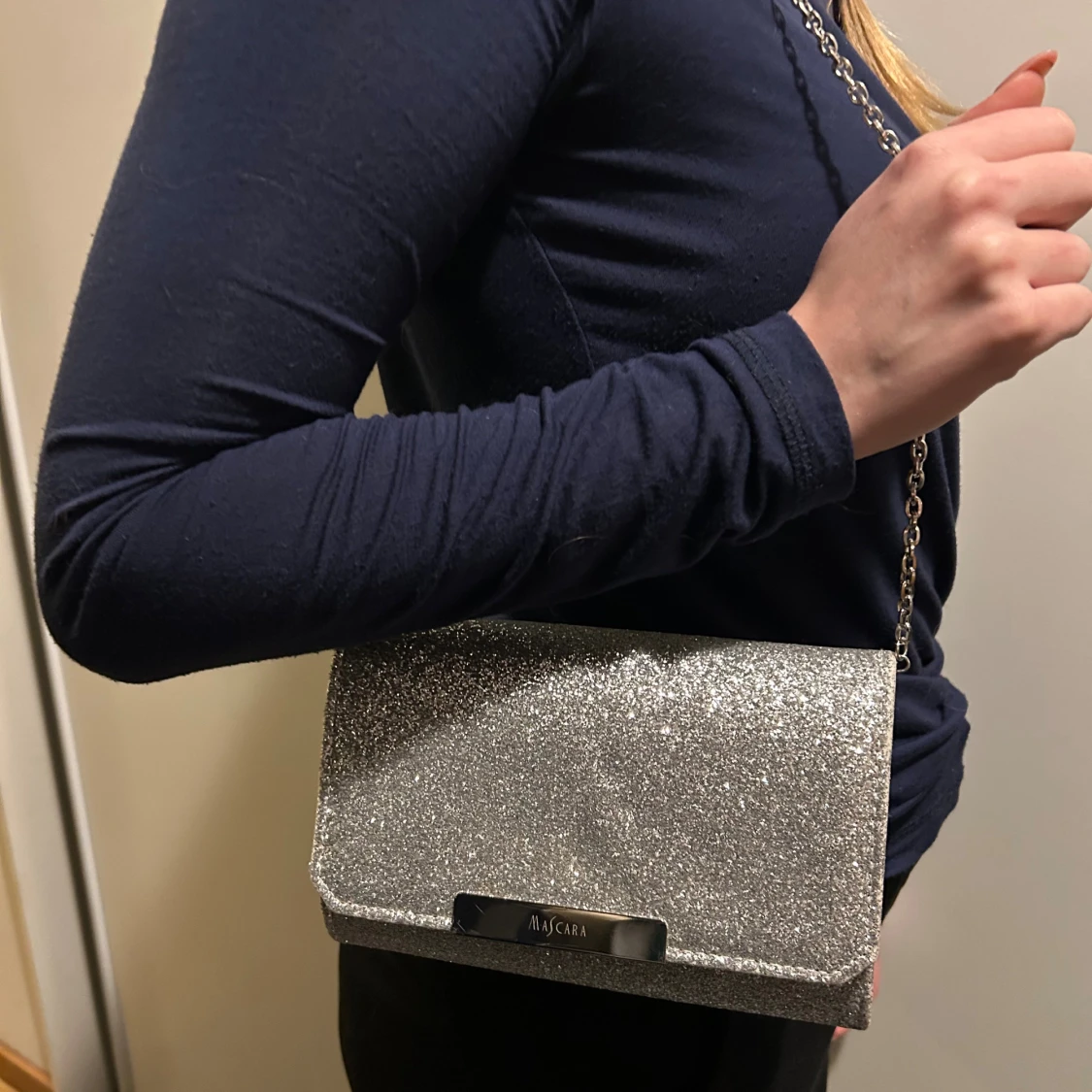 Glittrig silver axelväska  - 2