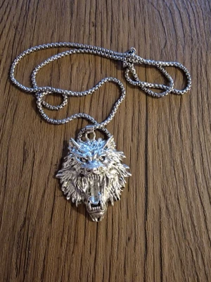 Halsband varg - Halsband med ett stort silverfärgat varghuvud som hänge. 5,5 cm × 4 cm. Inkl kedja. 