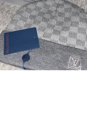 Grå rutig Louis Vuitton väst - Tja:) om due intresserad så kostar del 150 och inget mer. Finns 16st kvar:) frågor svaras i dm