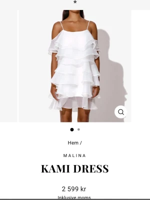 BY MALINA KAMI DRESS - Säljer min By Malina Kami klänning, som använts en gång 2024. Finns små defekter men inget man ser. Säljer pga att den inte passar längre. En superfin volangklänning, som går att bära på två olika sätt och perfekt som festklänning eller till studenten!🎀 Nypris 2599 kr
