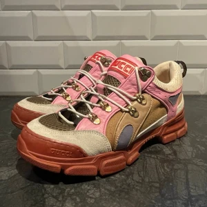 Gucci sneakers - Säljer nu dessa riktigt snygga Gucci sneakers med Chunky! Extremt snygga färger! Köpta från Gucci. Storlek 39! Materialmix av skinn, mocka och mesh för en cool och unik look. Vid intresse bara att höra av sig! 