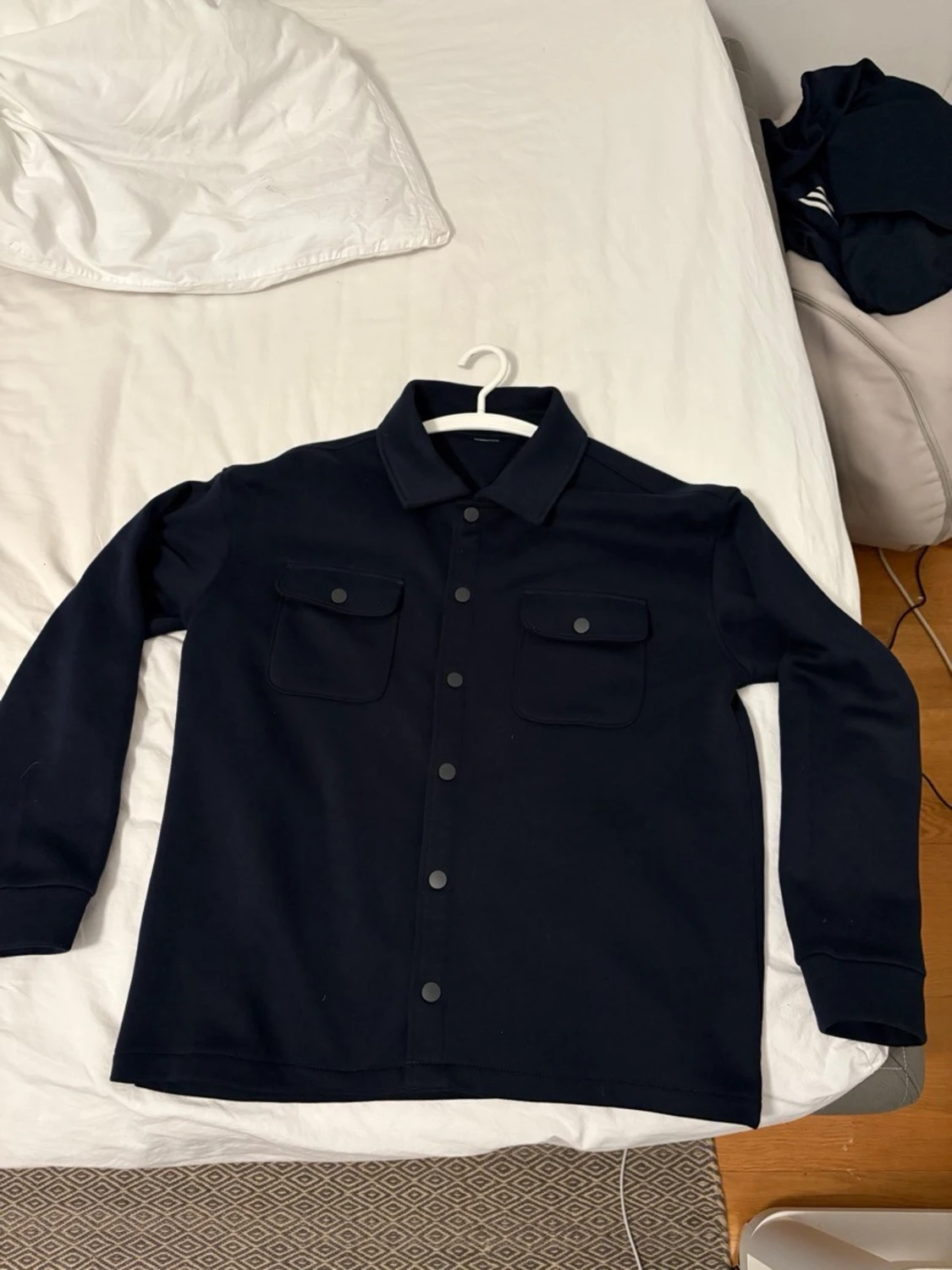 Mörkblå overshirt med knappar