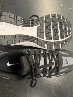 Nike P-6000 svart  - Hej! Säljer ett helt nytt par av Nike! Modell P-6000 aldrig någonsin använda. Jag fick dem i present men dem är för stora för mig. Storlek 43 