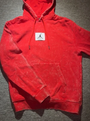 Jordan Flight Hoodie- Röd- storlek M - Snygg röd Jordan flight hoodie i mycket bra skick. Använd endast några få gånger och är helt fri från hål, fläckar eller slitage. passformen är bekväm och kvaliteten är som man förväntar sig från Jordan. Perfekt hoodie för vardag, skola eller streetwear. Säljs då den inte kommer till användning. Skickas snabbt, hör av dig vid frågor.