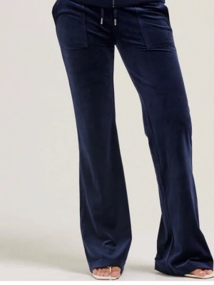 Mörkblåa juicy couture byxor💙 - Säljer dessa super fina juicy couture byxorna i storlek M, byxorna är i bra skicka men använda en del, metall grejerna på snörena där fram har tyvärr åkt av i tvätten💙Byxorna har också tappat lite färg längst ner vid hälen men inget man tänker på när man har på dem💙kan skicka bild! 