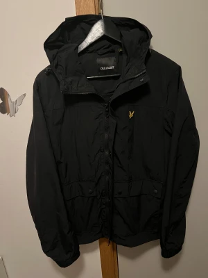 Lyle Scott jacka  - Hej säljer denna knappt använda fina jacka   Storlek S passar M  Köpt för 1100 i hede fashion outlet  Inget kvitto tyvärr 