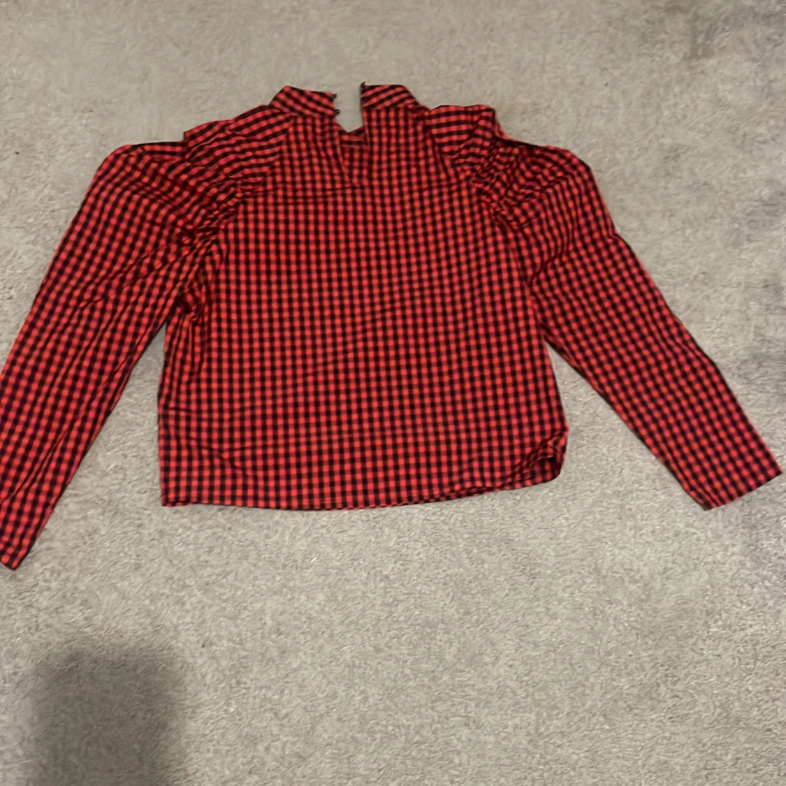 Rutig blus med volanger 