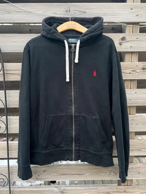 Ralph Lauren svart Ziphoodie - Snygg svart ziphoodie från Ralph Lauren. Storlek L, kan säkert passa en M också. Fint skick. Hör gärna av er vid funderingar🙌 Perfekt nu till vintern☃️🥶🧤